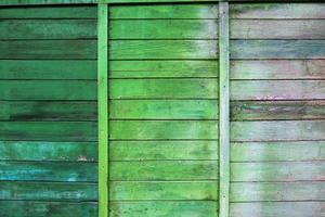 horizontal de madera tableros, resistido verde pintar, degradado. foto