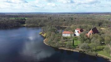 aéreo Visão do uma lindo lago com uma Igreja dentro Alemanha ensolarado clima video