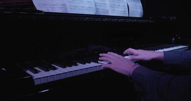Jeune homme en jouant piano à une concert video