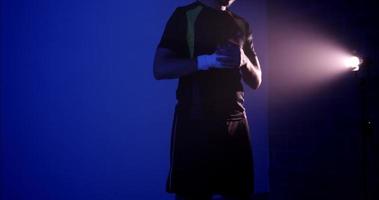 joven masculino sombra boxeo formación para un caja partido poniendo en guantes y vendajes video