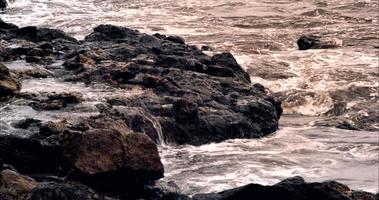 mare rocce e onde di il riva video