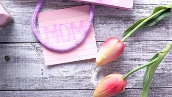 top visie van moeder dag geschenk en bloem Aan tafel video