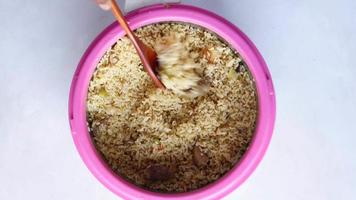 Hammel-Biryani-Essen in einem Teller auf dem Tisch. video