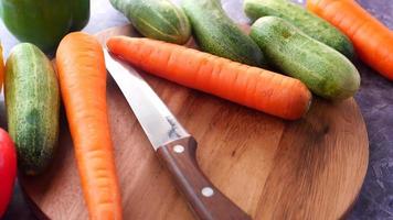 Selección de alimentos saludables con verduras frescas en una tabla de cortar en la mesa video