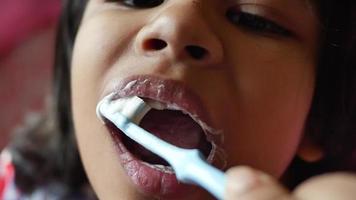 jovem mulher escovar dele dentes . video