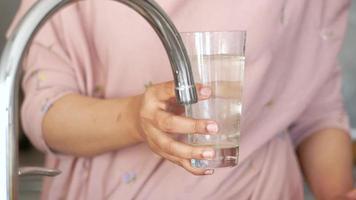 Frau Hand wählen Glas von frisch Trinken Wasser video