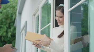 sorriso feliz mulher asiática digitalizar código qr para pagamento de alimentos. entregador enviar entrega expressa. loja online, recipiente de papel, leve embora, carteiro, serviço de entrega, pacotes, dinheiro eletrônico, transferência digital video