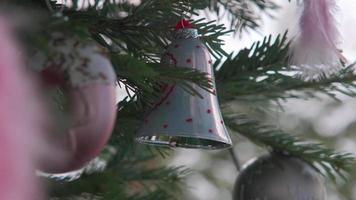 Kerstmis boom met klok decoratie - dichtbij schot video