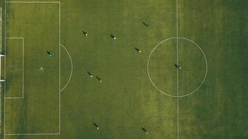 aéreo ver de fútbol americano equipo practicando a día en fútbol campo en parte superior ver video