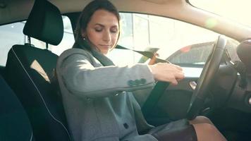 weiblich Hand Befestigung Auto Sicherheit Sitz Gürtel während Sitzung Innerhalb von Fahrzeug Vor Fahren video