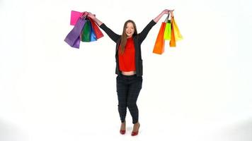 femmina acquirente Tenere multicolore shopping borse su bianca sfondo nel studio. andiamo partire shopping concetto video