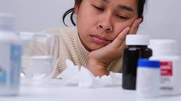 ungesund asiatisch Frau im Sweatshirt weht Nase im Einweg Gewebe. Allergie zu Staub, Tier Hautschuppen, kalt, oder viral Infektion. gesund und Medizin Konzept. video