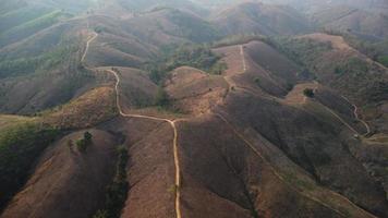 montanha destruído de humano para cultivar plantas. aéreo Visão do montanhas coberto dentro neblina a partir de queimando florestas. áreas com denso smog e coberto com pm2.5. ar poluição e ecológico problemas video