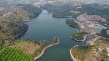 l'eau barrage et Lac réservoir panoramique aérien vue sur le collines de nord Thaïlande. aérien vue sur Montagne lac. drone plus de l'eau réservoir à Montagne vallée couvert avec vert printemps forêt. video