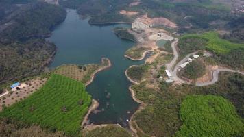 water dam en meer reservoir panoramisch antenne visie Aan de heuvels van noordelijk Thailand. antenne visie Aan berg meer. dar over- water reservoir Bij berg vallei gedekt met groen voorjaar Woud. video