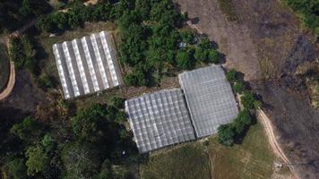 aéreo Visão do uma flor berçário dentro a interior. topo Visão a partir de zangão do industrial moderno estufa. video