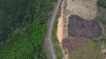 montanha destruído de humano para cultivar plantas. aéreo Visão do montanhas coberto dentro neblina a partir de queimando florestas. áreas com denso smog e coberto com pm2.5. ar poluição e ecológico problemas video