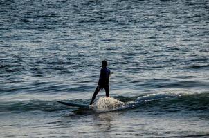 surfeando en el océano foto