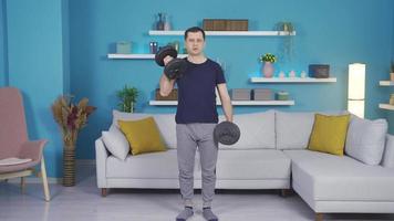 aptitud hombre trabajando fuera cuerpo solo a hogar. maduro hombre hacer ejercicio a hogar utilizando pesos video