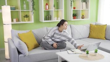 asiático joven mujer es exhausto, sensación cansado y reacio. el joven mujer, agotado por un situación de aburrimiento y aburrimiento a hogar, es cansado y reacio. video