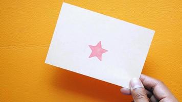 concepto de revisión del cliente. calificación de estrellas en un papel video