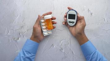 vicino su di diabetico misurazione utensili e pillole video