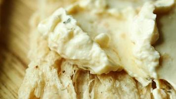 formaggio crema diffusione cracker su tavolo video