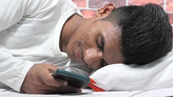 en utilisant téléphone tandis que en train de dormir et en riant video