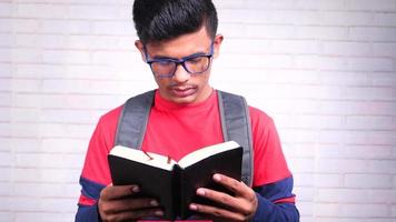 giovane uomo seduta su grafico lettura un' libro video