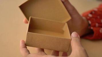 mulheres aberto uma esvaziar pequeno presente caixa . video