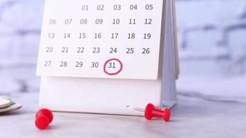 concepto de fecha límite con marca roja en la fecha del calendario video