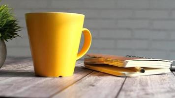 bloc, digital tableta y, amarillo color café jarra en mesa video