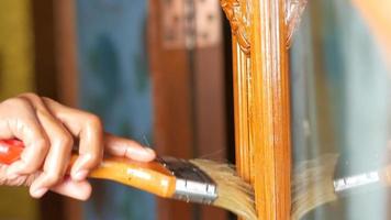 mão pintura madeira com escovar. video