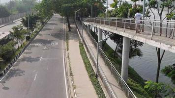 dhaka Bangladesh 24 pode 2021, tráfego comovente dentro uma ocupado estrada dentro hatir jheel video