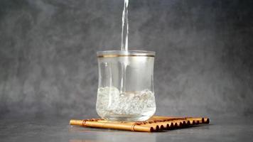 caldo acqua nel un' vaso su tavolo , video