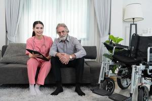 cuidador para un mayor hombre semanal chequeos a el del paciente residencia. Listo a dar médico Consejo y hablar acerca de varios cuentos, intercambiar cada otro felizmente. foto