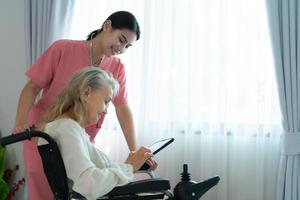 cuidador para un mayor mujer semanal chequeos a el del paciente residencia. Listo a dar médico Consejo y hablar acerca de varios cuentos, intercambiar cada otro felizmente. foto