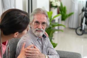 cuidador para un mayor hombre semanal chequeos a el del paciente residencia. Listo a dar médico Consejo y hablar acerca de varios cuentos, intercambiar cada otro felizmente. foto