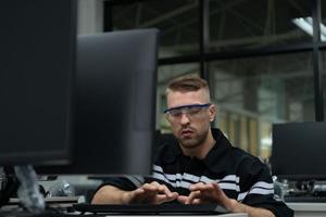 el robótico mano tecnología profesor es instruyendo nuevo estudiantes en cómo a utilizar electrónico circuito tableros y robótico mano comandos para un variedad de industrial aplicaciones foto