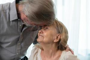 un a largo plazo relación ese tiene una duración hasta que antiguo edad, caracterizada por inquebrantable afecto. todavía expresando afecto y alegremente abrazando uno otro. foto