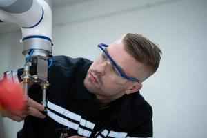 estudiantes estudiando robótico mano tecnología son aprendizaje cómo a construir robótico manos para un rango de industrial usos. foto