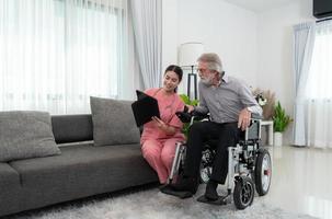 cuidador para un mayor hombre semanal chequeos a el del paciente residencia. Listo a dar médico Consejo y hablar acerca de varios cuentos, intercambiar cada otro felizmente. foto