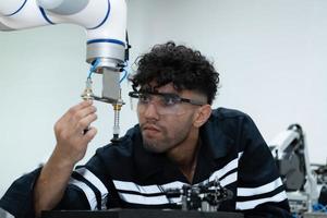 estudiantes estudiando robótico mano tecnología son aprendizaje cómo a construir robótico manos para un rango de industrial usos. foto