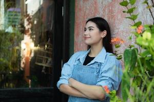 un joven mujer de negocios quien posee un cerámica colegio abierto el puerta a Bienvenido estudiantes quien amor a aprender cerámica. foto