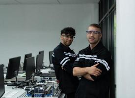 retrato de estudiantes estudiando robótico mano tecnología son aprendizaje cómo a construir robótico manos para un rango de industrial usos. foto