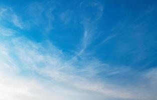 hermosa azul cielo con blanco nube y luz de sol foto