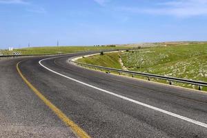 la carretera en el montañas en del Norte Israel. foto