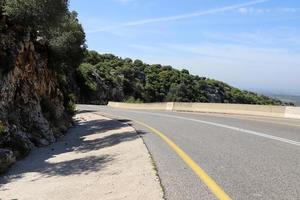 la carretera en el montañas en del Norte Israel. foto