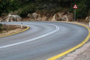 la carretera en el montañas en del Norte Israel. foto