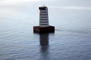 un faro es un relativo a la navegación punto de referencia ese es usado a identificar costas y localizar buques. foto